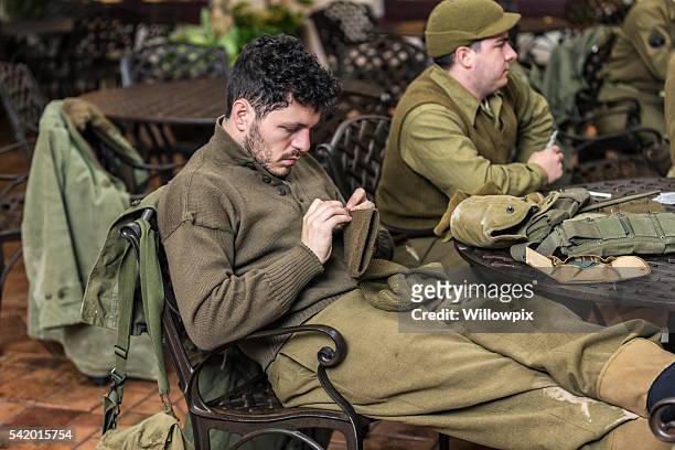 uns armee soldaten des zweiten weltkrieges entspannenden nähen lederhandschuh - lederhandschuh stock-fotos und bilder