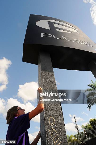 William True pays his respects for the victims of the Pulse Nightclub shooting at the front of the nightclub building on June 21, 2016 in Orlando,...