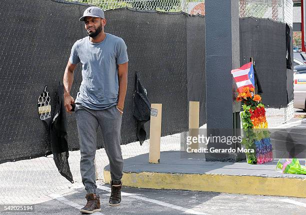 Zaid hinds pays his respects for the victims of the Pulse Nightclub shooting at the front of the nightclub building on June 21, 2016 in Orlando,...
