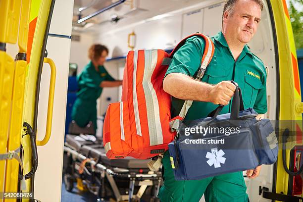 uk krankenwagen rettungssanitäter - paramedics stock-fotos und bilder