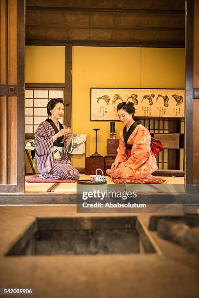 bella donna sorridente in kimono bere matcha, a kyoto, giappone - ceremony foto e immagini stock