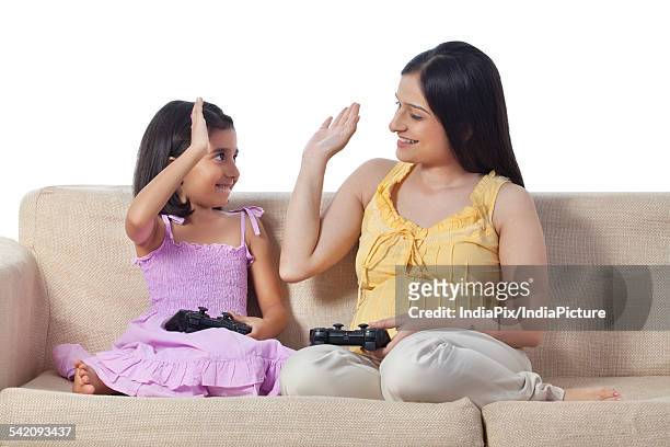 pregnant woman and her daughter playing video game - pre game stockfoto's en -beelden