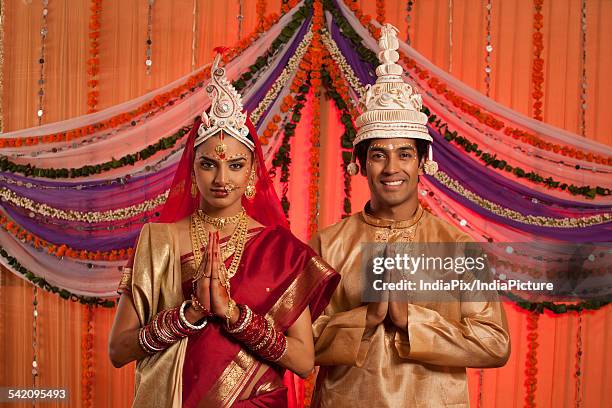portrait of bengali bride and groom greeting - bengali sari stockfoto's en -beelden