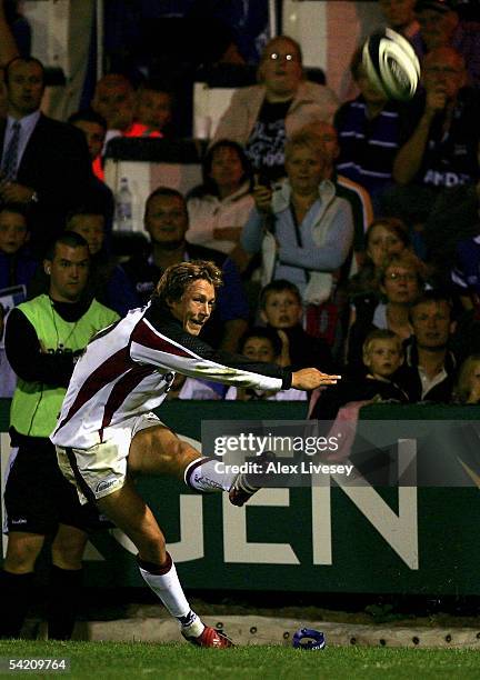 Jonny Wilkinson of Newcastle misses the last kick of the game which could have won the match for Newcastle against Sale Sharks during the Guinness...