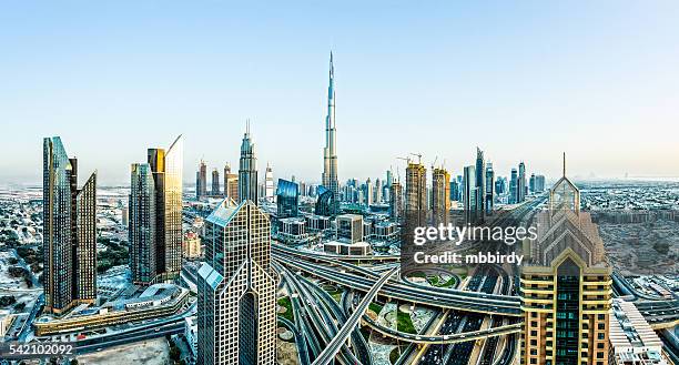 moderne wolkenkratzer in der innenstadt von dubai, dubai, vereinigte arabische emirat - burj khalifa stock-fotos und bilder