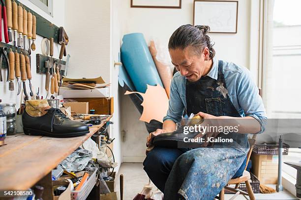 handwerker reparatur oder eine paar schuhe - shoe repair stock-fotos und bilder