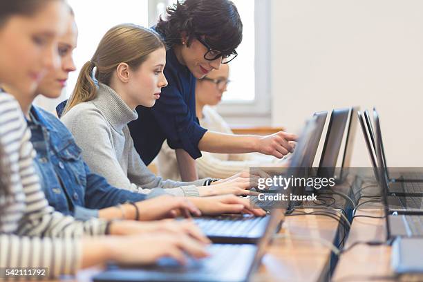 estudantes de aprendizagem de computador programação - girls learning online imagens e fotografias de stock