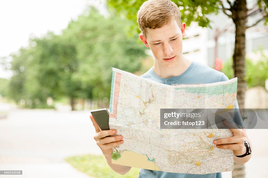 Menino turista em urbano, Estação do centro da cidade de cidade. Mapa, telemóvel.