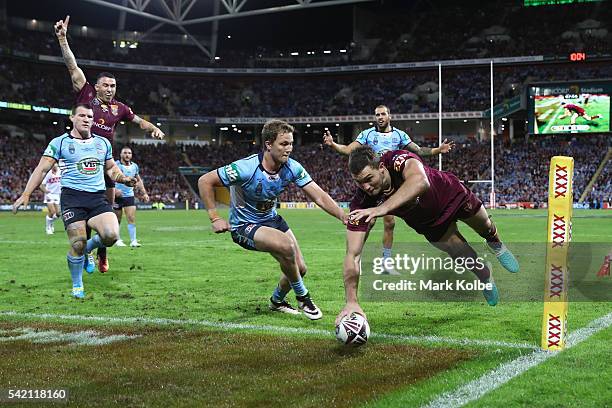 Corey Oates of the Maroons scores try during game two of the State Of Origin series between the Queensland Maroons and the New South Wales Blues at...