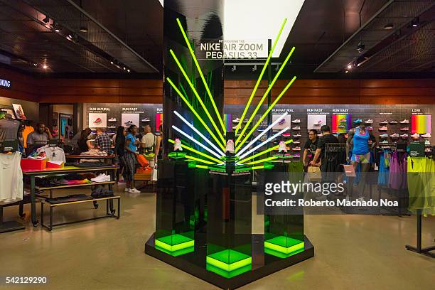 etc. Correspondiente a El extraño Nike Air Pegasus 33 shoe display in Nike Store in the Eaton Center. News  Photo - Getty Images
