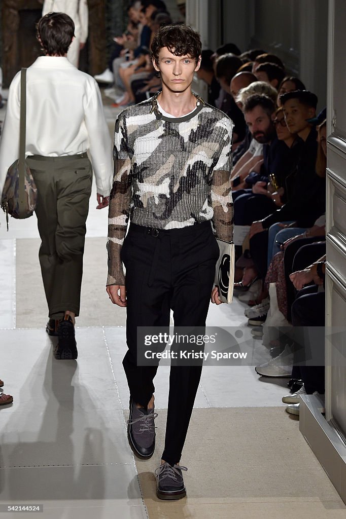 Valentino : Runway - Paris Fashion Week - Menswear Spring/Summer 2017