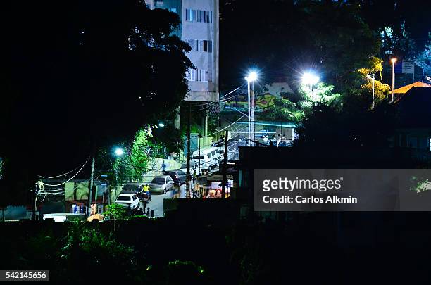 rio de janeiro, brazil - street access to chapeu mangueira community - noite fotografías e imágenes de stock