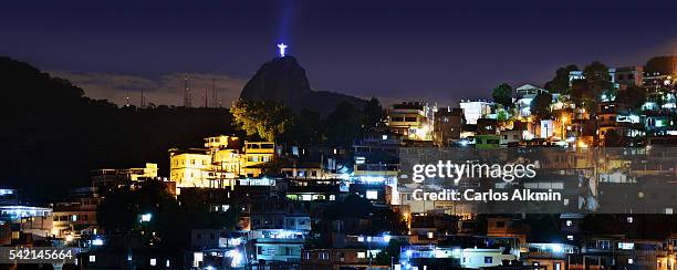 rio de janeiro - corcovado, christ the redeemer and the slum at night - noite 個照片及圖片檔