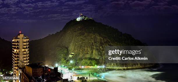 rio de janeiro, brazil - leme mountain - noite 個照片及圖片檔