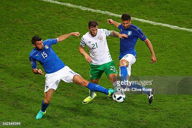Daryl Murphy of Republic of Ireland competes for the ball against Andrea Barzagli and Thiago Motta of Italy during the UEFA EURO 2016 Group E match...