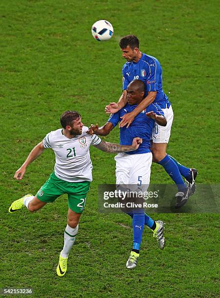 Thiago Motta and Angelo Ogbonna of Italy compete for the ball against Daryl Murphy of Republic of Ireland during the UEFA EURO 2016 Group E match...