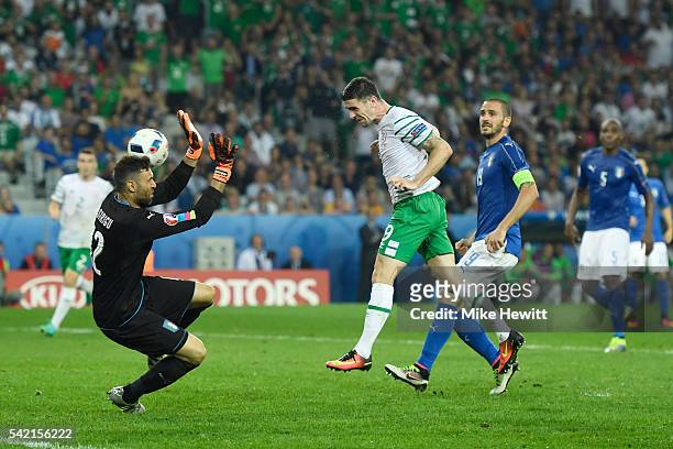 Robbie Brady of Republic of Ireland heads the ball to score the opening goal past Salvatore Sirigu of Italy during the UEFA EURO 2016 Group E match...