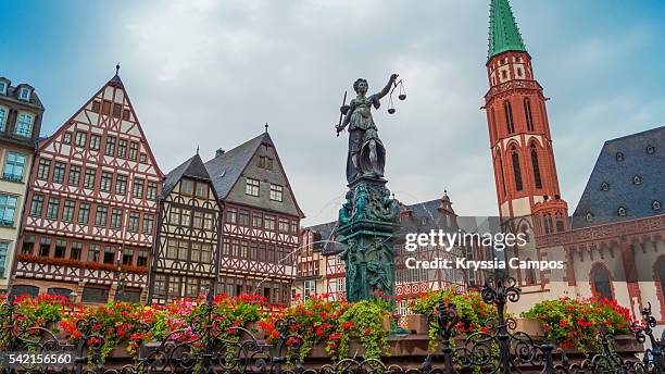 fountain of justice at romergerg, frankfurt - germany - hessen deutschland stock-fotos und bilder