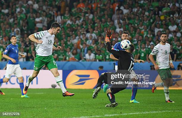 Robbie Brady of Republic of Ireland heads the ball to score the opening goal past Salvatore Sirigu of Italy during the UEFA EURO 2016 Group E match...