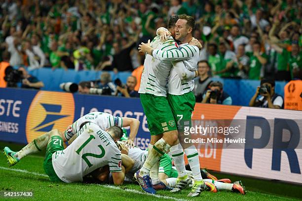 Aiden McGeady , Richard Keogh and Ireland players celerbate their team's first goal by Robbie Brady during the UEFA EURO 2016 Group E match between...