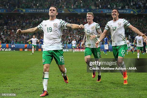 Robbie Brady of Ireland celebrates with team-mates James McClean and Stephen Ward at the end of the UEFA EURO 2016 Group E match between Italy and...