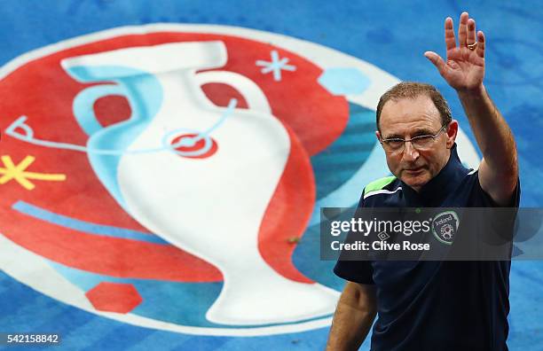 Martin O'Neill manager of Republic of Ireland applauds the supporters after his team's 1-0 win in the UEFA EURO 2016 Group E match between Italy and...