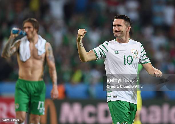 Robbie Keane of Republic of Ireland celebrates his team's 1-0 win in the UEFA EURO 2016 Group E match between Italy and Republic of Ireland at Stade...