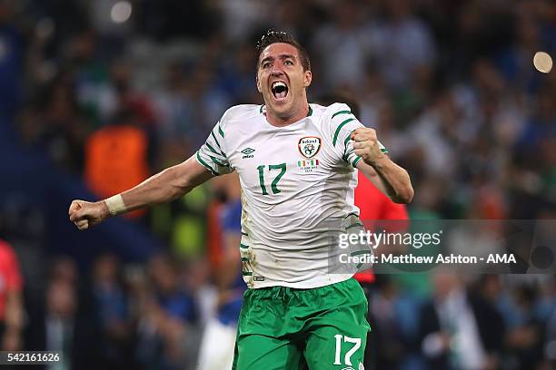 Stephen Ward of Ireland celebrates at the end of the UEFA EURO 2016 Group E match between Italy and Republic of Ireland at Stade Pierre-Mauroy on...