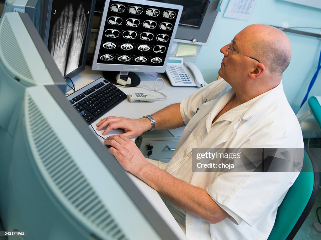 Senior radiologista de oncologia institute for examing a exames de RMN