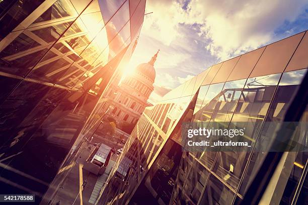 st paul's cathedral dome at sunset in london - st pauls cathedral london stockfoto's en -beelden