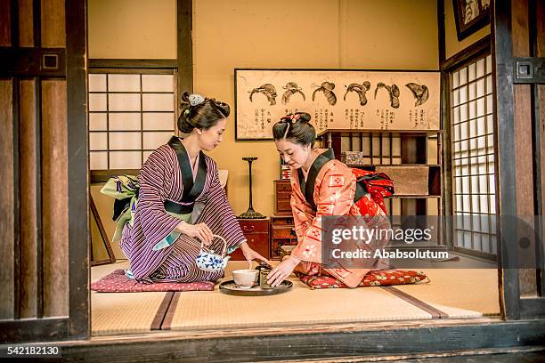 mujeres bebiendo té matcha kimono, período edo, kyoto, japón - ceremonia fotografías e imágenes de stock