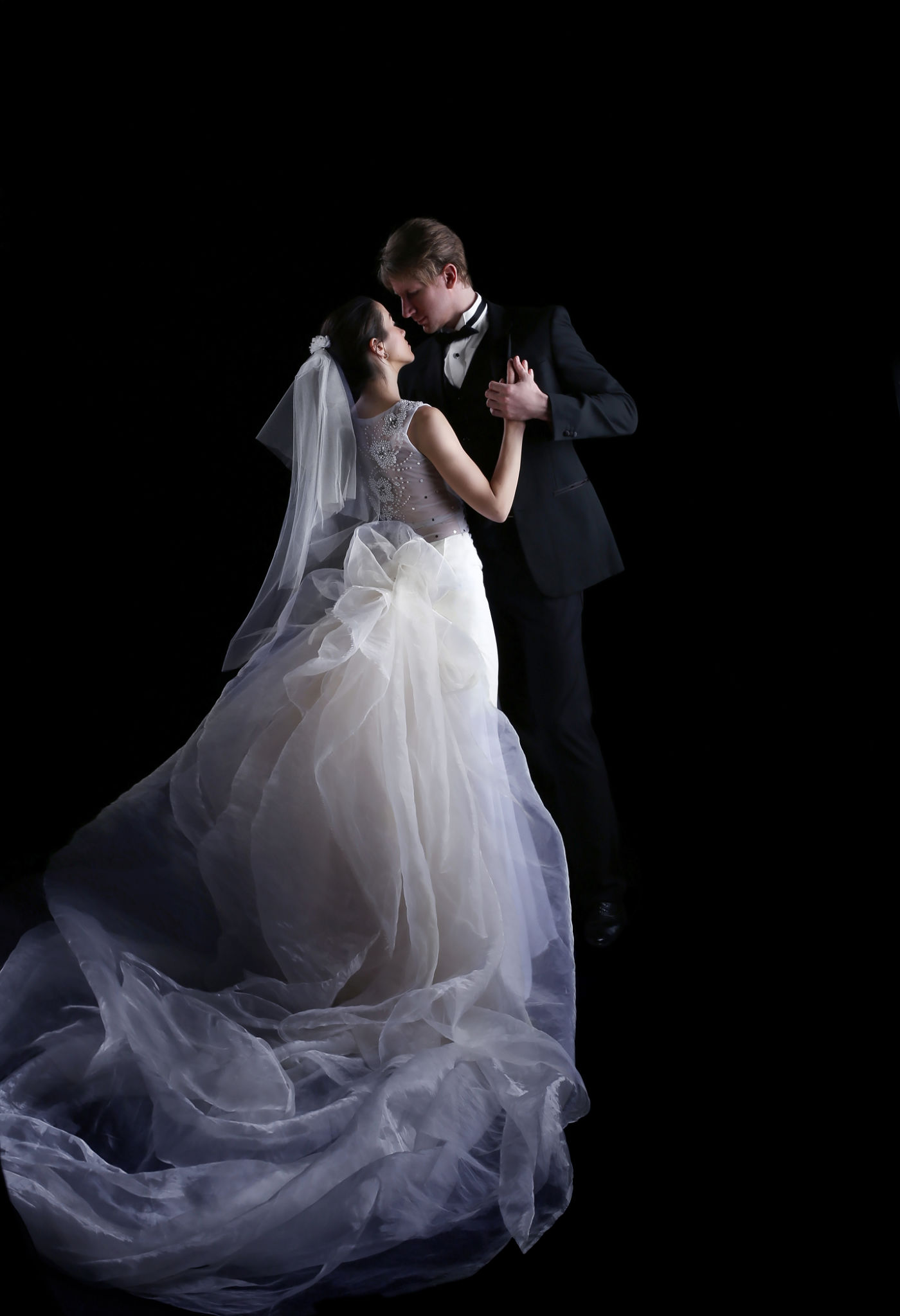 bride groom dancing