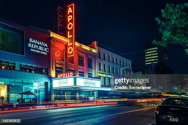 apollo theater en harlem por noche - harlem fotografías e imágenes de stock