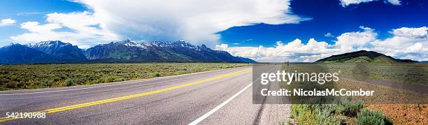 highway 89 panorama im wyoming usa, im der nähe von grand-teton nationalpark - nicolas berggruen stock-fotos und bilder