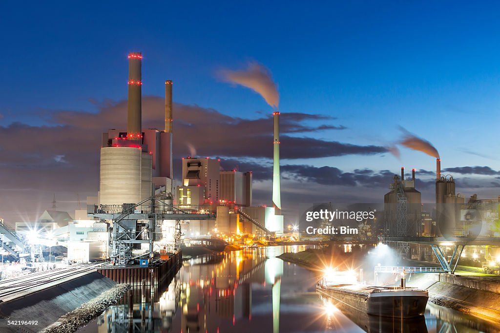 Kohle befeuerte Kraftwerk bei Dämmerung, Deutschland