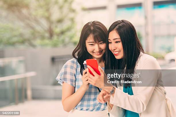笑顔のアジア人女性メール - 若い カワイイ 女の子 日本人 ストックフォトと画像