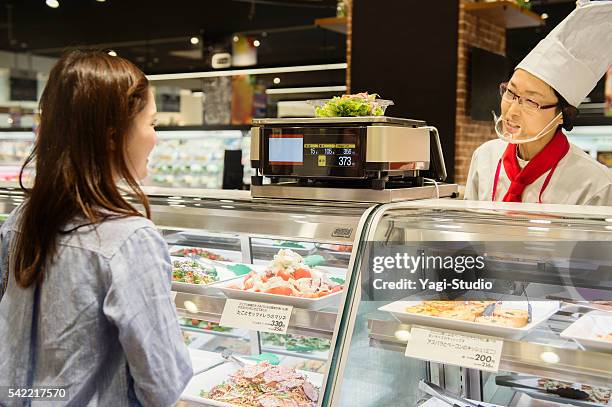 mujer joven en el supermercado compra de comestibles - plato de acompañamiento fotografías e imágenes de stock