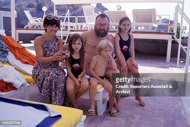 Italian actor Sergio Leone with his wife Carla and children Francesca, Raffaella and Andrea in a swimming pool. 1972