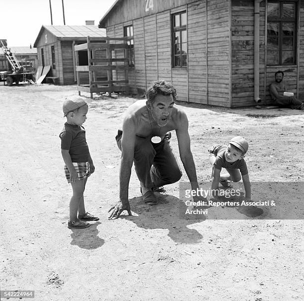 Mexican-born American actor Anthony Quinn pretending to start a running race with his children Danny and Francesco on the set of The 25th Hour....
