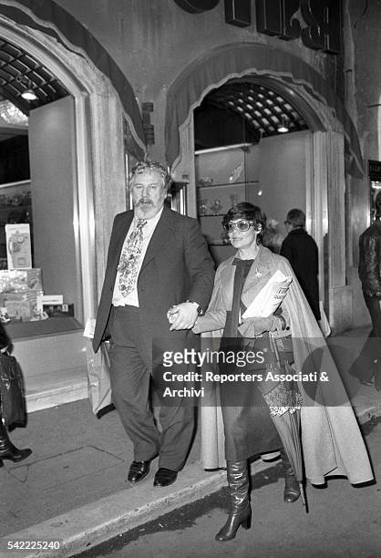 British actor Peter Ustinov and his wife Helene du Lau d'Allemans having a walk in the center of Rome. Rome, 12th February 1977
