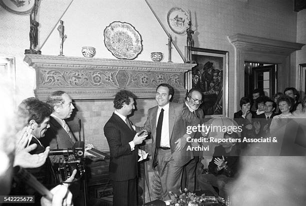 Italian director Sergio Leone receiving an award at the Morazzani salon. Next to him are TV host Nando Pucci Negri and Italian actors Mario Brega ,...