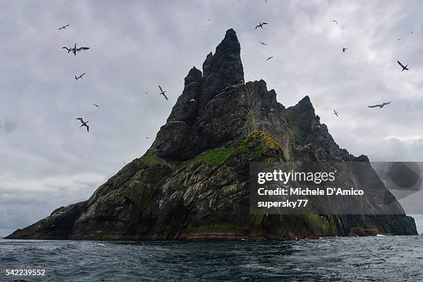 jagged dark peaks on the ocean - st kilda stock-fotos und bilder
