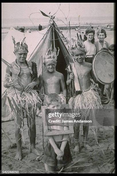 Album de famille Lionel Jospin : Lionel Jospin avec son frère Olivier et ses soeurs Agnes et Noelle déguisés sur la plage de Villers sur Mer