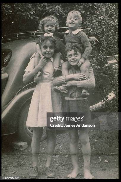 Album de famille Lionel Jospin : Lionel Jospin avec son frère Olivier et ses soeurs Agnes et Noelle en vacances à Villers sur Mer