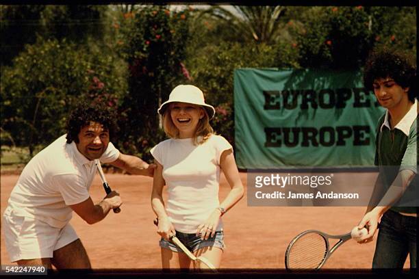 Michel Berger, sa femme France Gall et Pierre Perret sur un court de tennis.