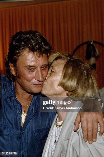 Premier concert anniversaire de Johnny Hallyday - Johnny dans sa loge avec sa mère Huguette Galmiche