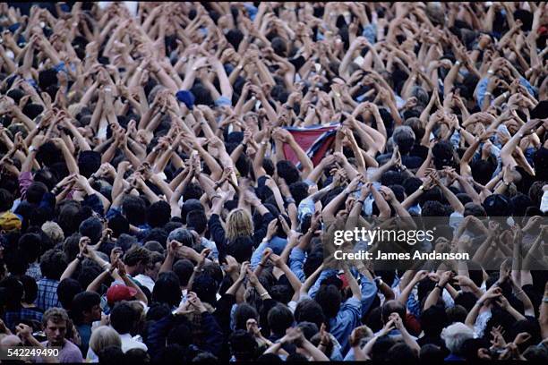Premier concert anniversaire de Johnny Hallyday - Les fans venus applaudir Johnny sur la scène du Parc des Princes.