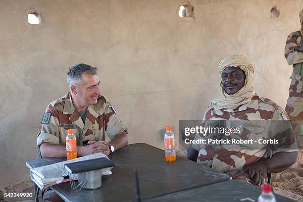 French General Barrera, leading the Operation Serval in Mali, is meeting the Chadian General Oumar Bikimo in the village of Abaïbara located 120 km...