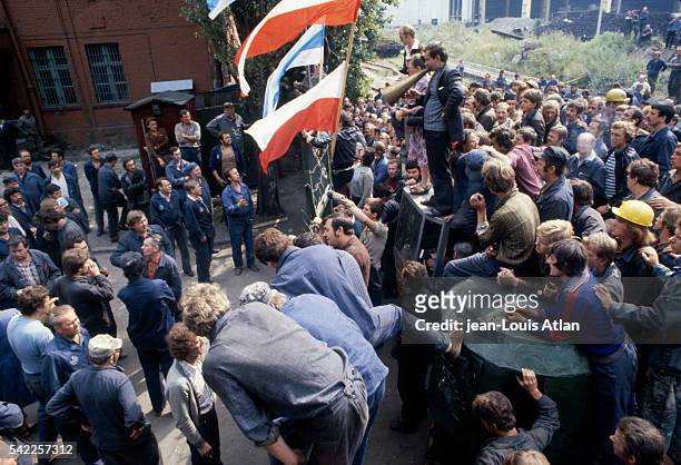 Gdansk shipyard workers on strike with their representative Lech Walesa before negociations between Walesa and Polish leader General Jaruzelski about...