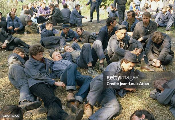 Gdansk shipyard workers on strike wait during the negotiations between Lech Walesa and Polish leader General Jaruzelski about the creation of a free...